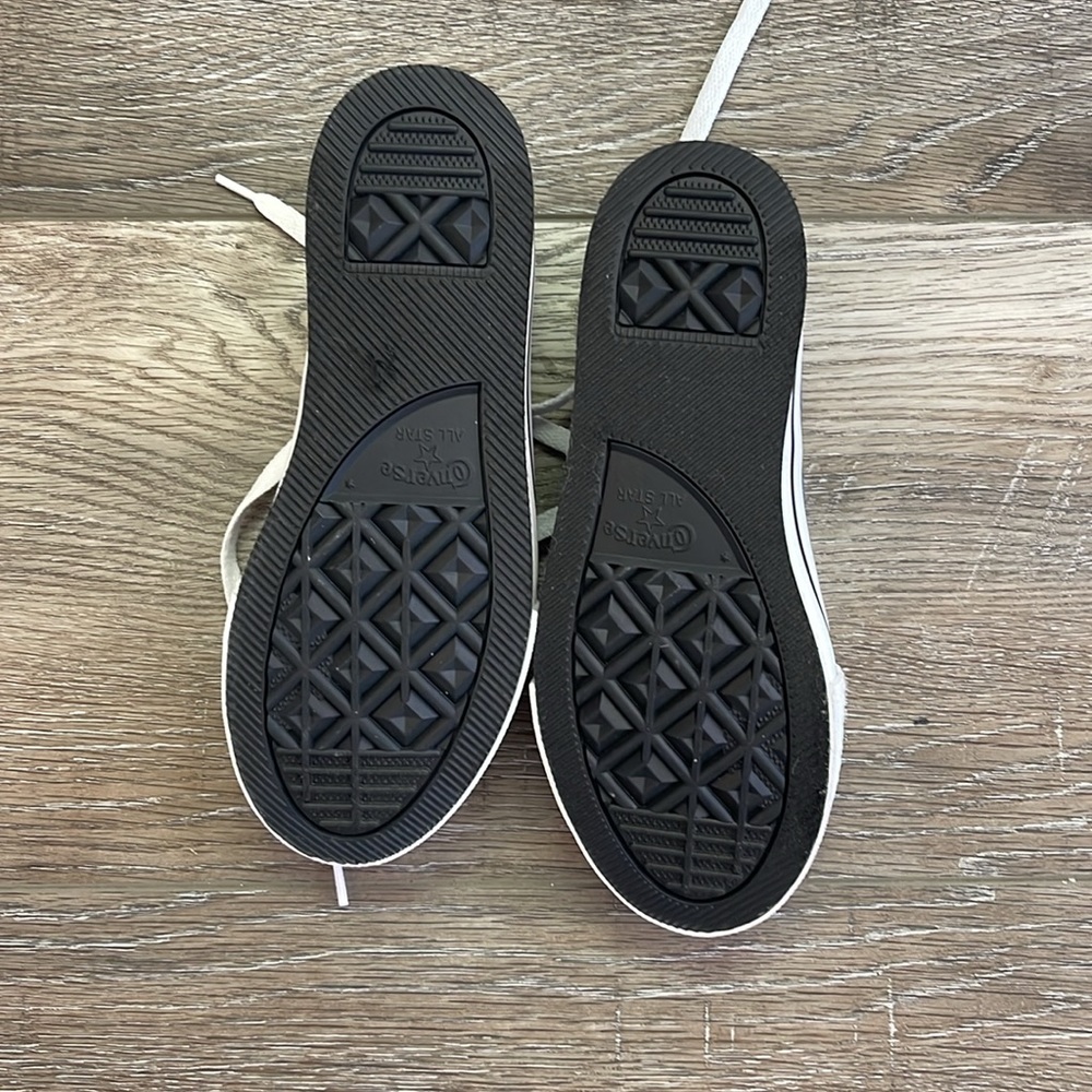 Converse girls shoes, barely worn, size 3 - Picture 2 of 2